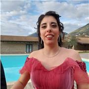 Insegnante di Estetica, impartisce lezione di anatomia, di estetica generale e di massaggi